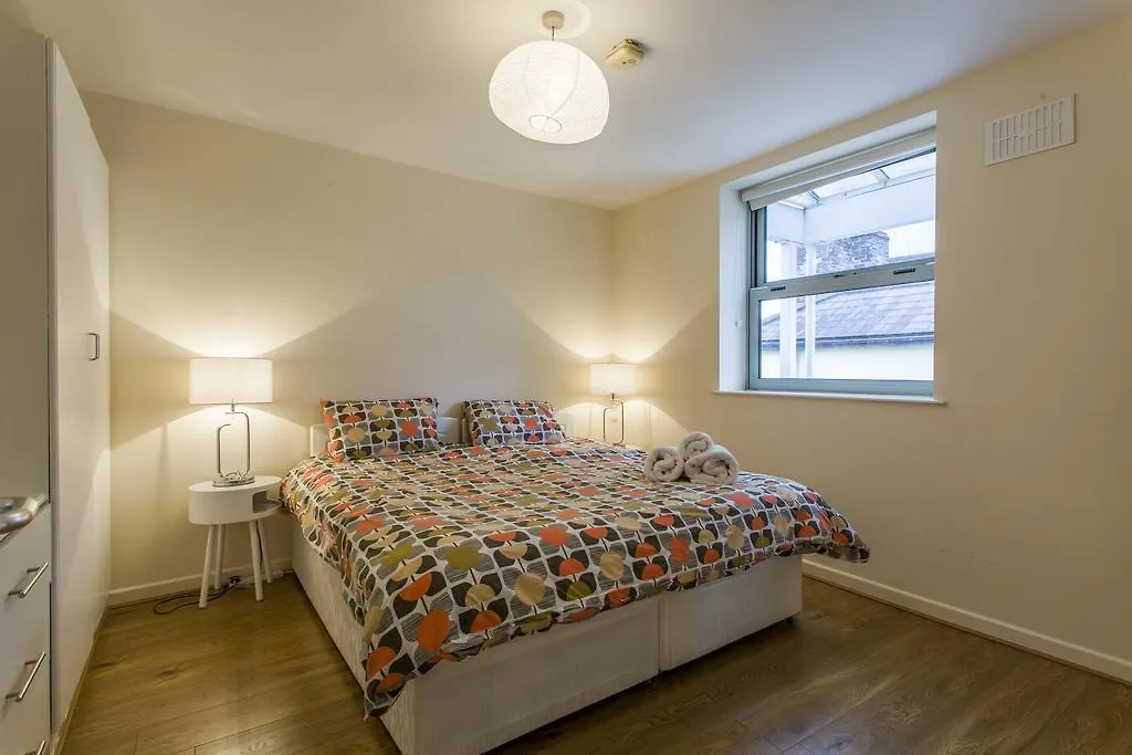Temple Bar Apartments - Crow Street 24 Dublin 0*,