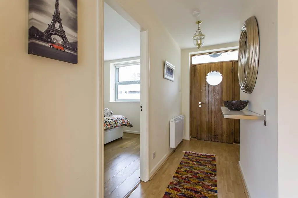 Temple Bar Apartments - Crow Street 24 Dublin 0*,